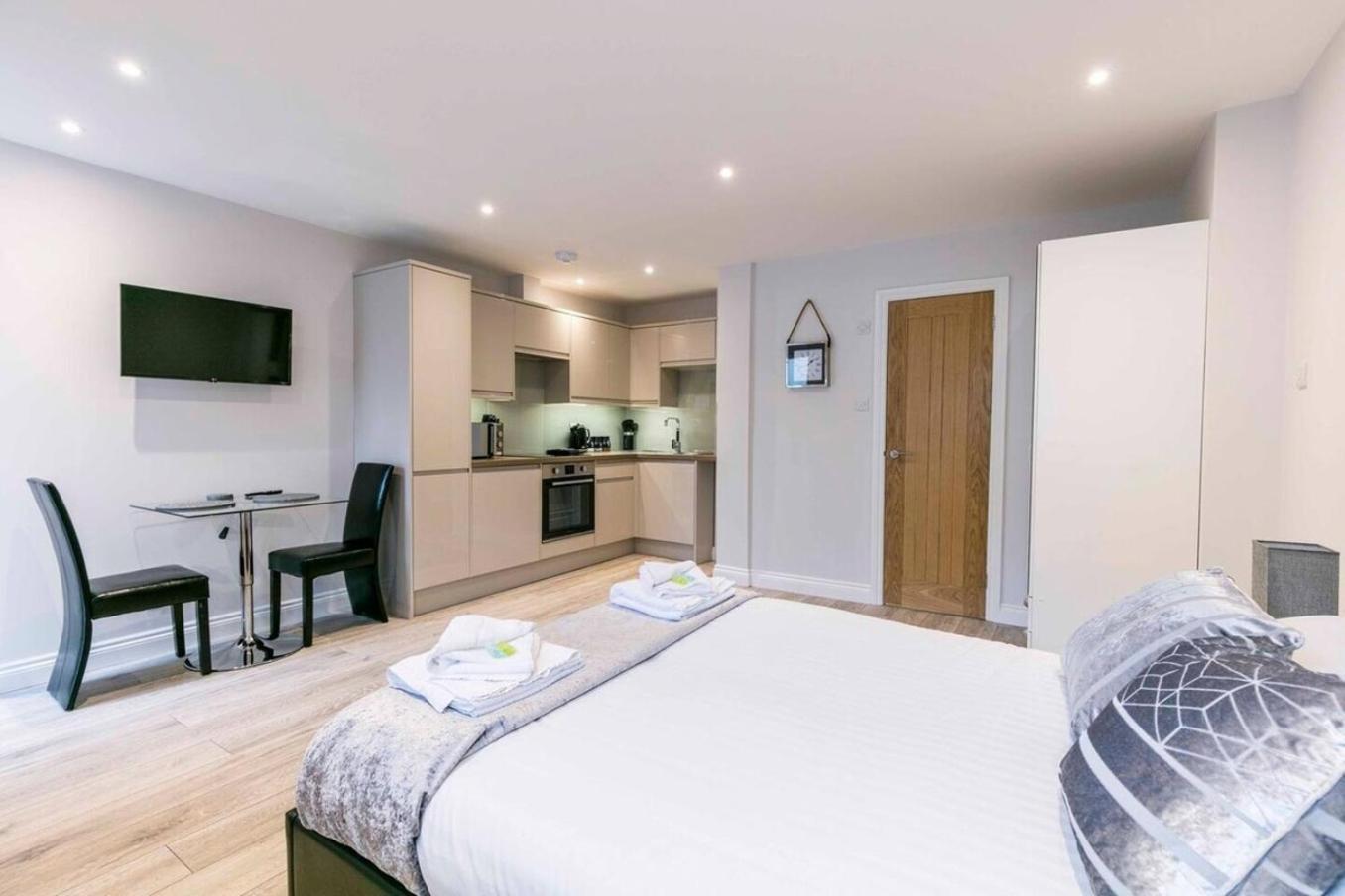 Modern & Prime Location - Cb1 Just Off Mill Rd - Homehost Apartment