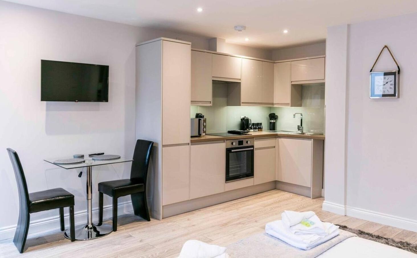 Modern & Prime Location - Cb1 Just Off Mill Rd - Homehost